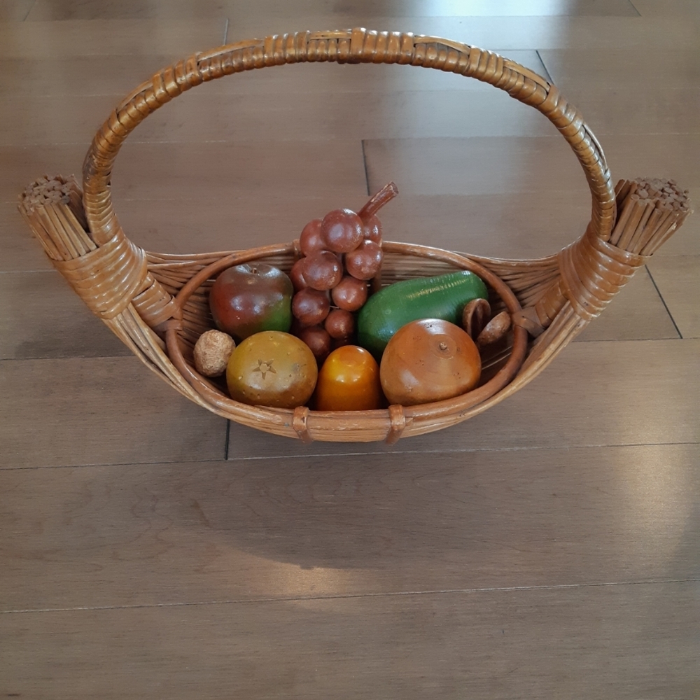 Vintage woven ratan / wicker basket